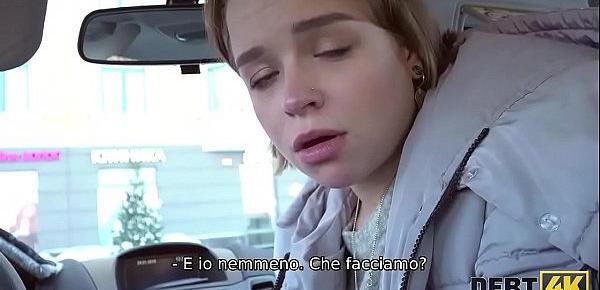 Debt4k. Hottie Calibri Angel soffia agente nella sua macchina e fa sesso anale con lui al chiuso
